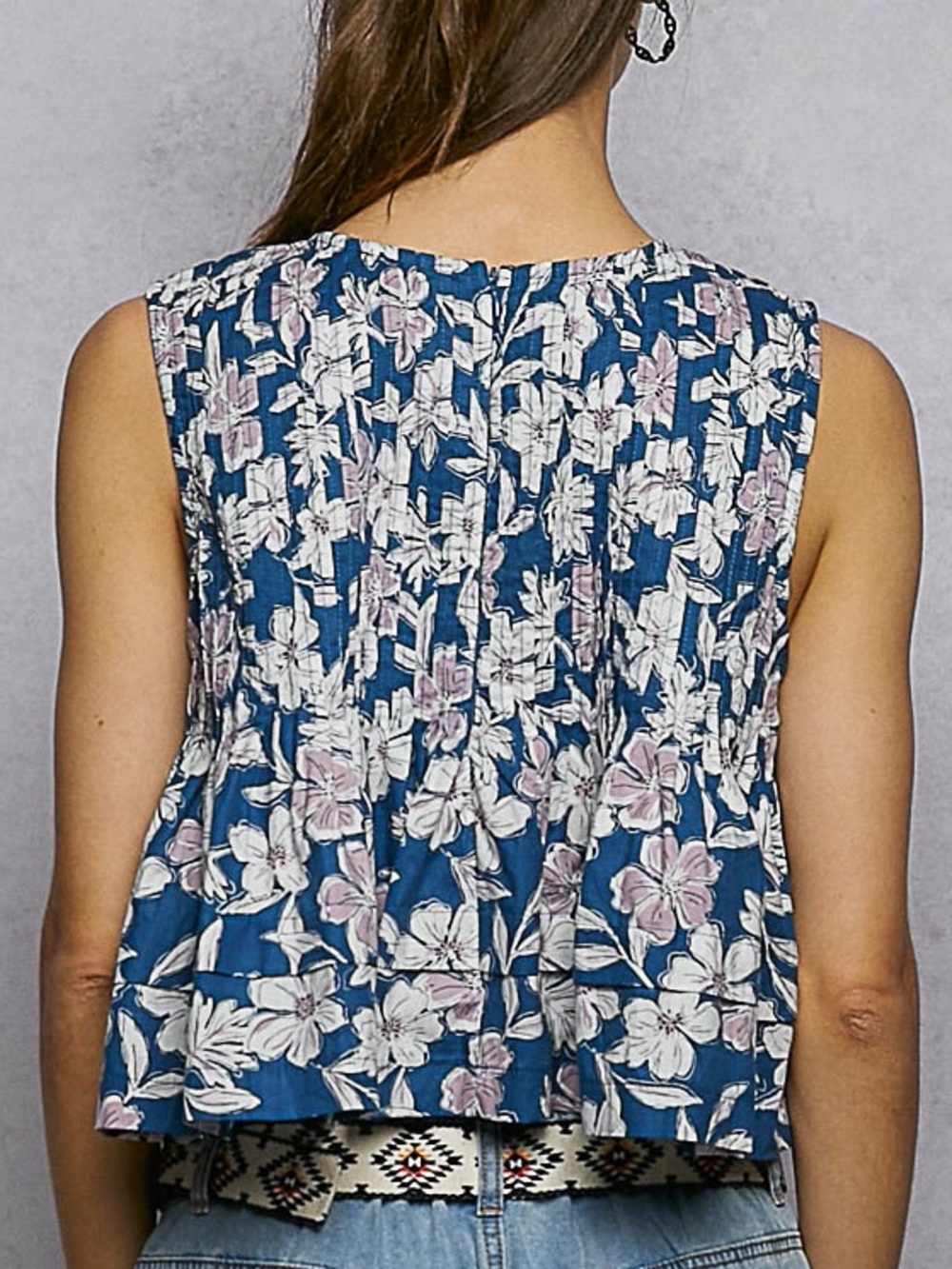 🩵Hello Gorgeous! POL Floral Round Neck Cropped Pintuck Tank - Picture 4 of 11